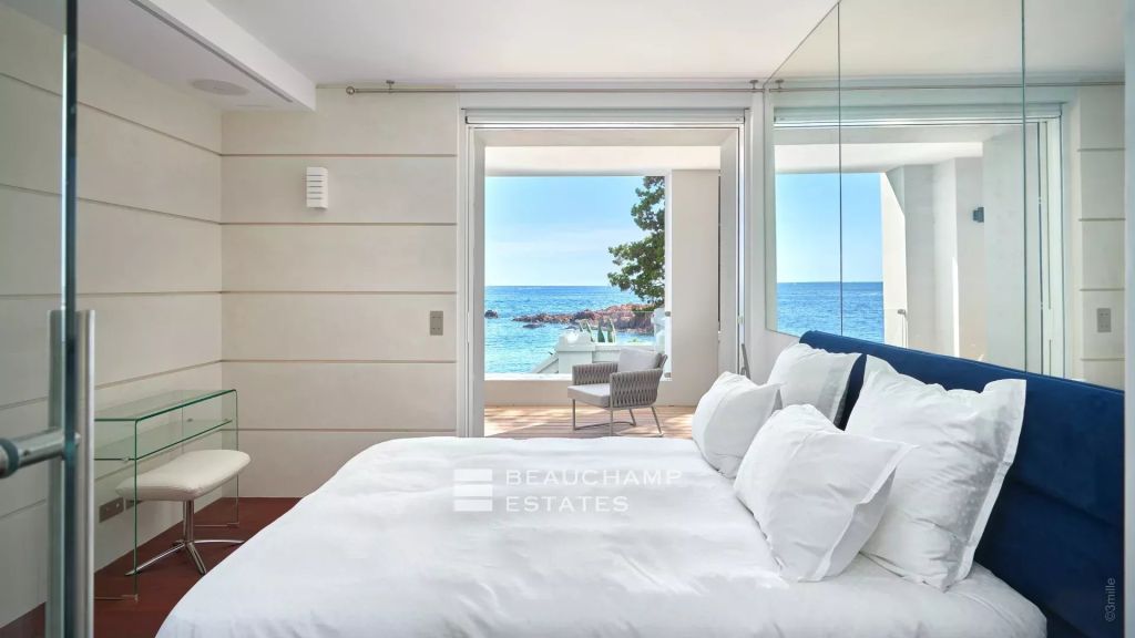 Exceptional waterfront property just a few meters from the Cap Roux Nature Reserve