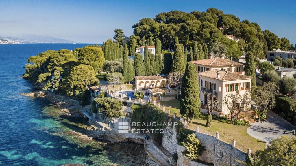 Exceptional waterfront property situated in the most exclusive area of Saint-Jean-Cap-Ferrat
