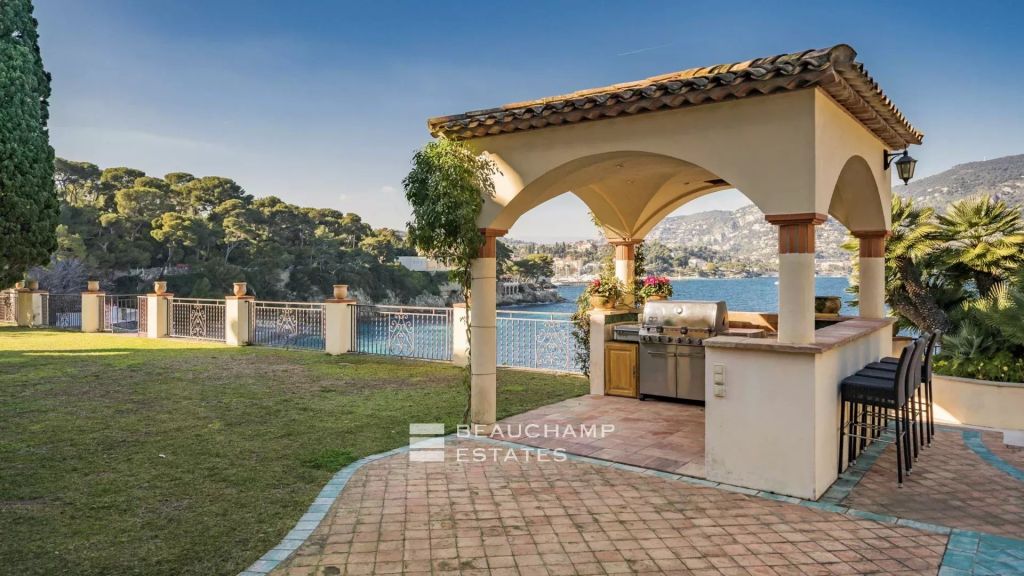 Exceptional waterfront property situated in the most exclusive area of Saint-Jean-Cap-Ferrat