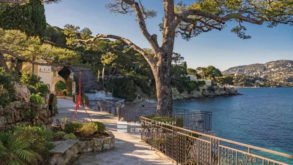 Exceptional waterfront property situated in the most exclusive area of Saint-Jean-Cap-Ferrat
