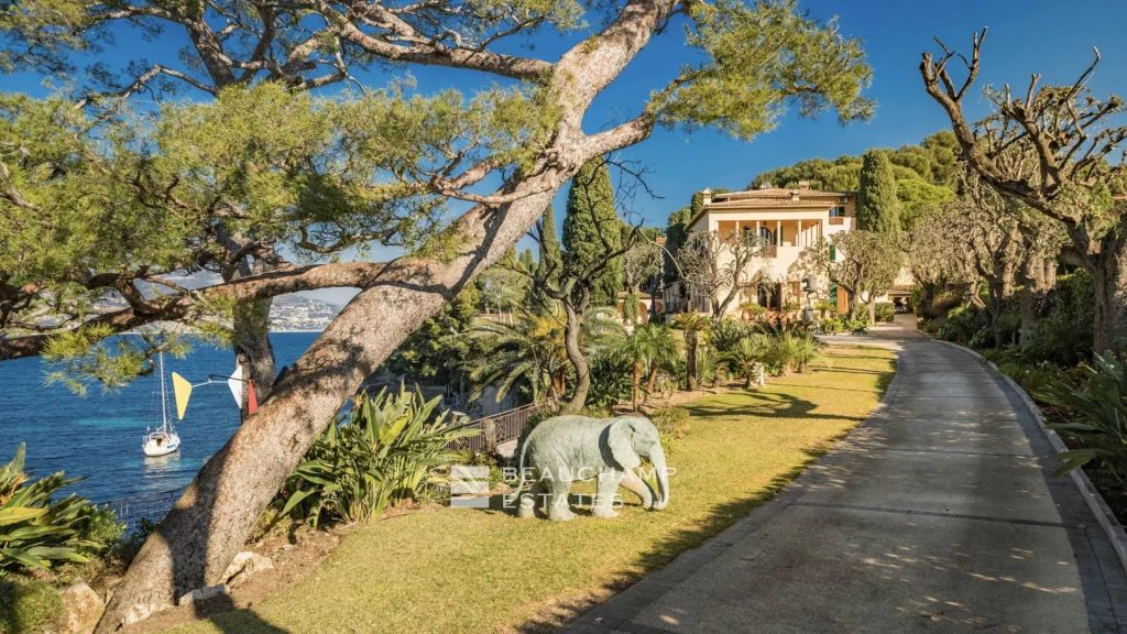 Exceptional waterfront property situated in the most exclusive area of Saint-Jean-Cap-Ferrat
