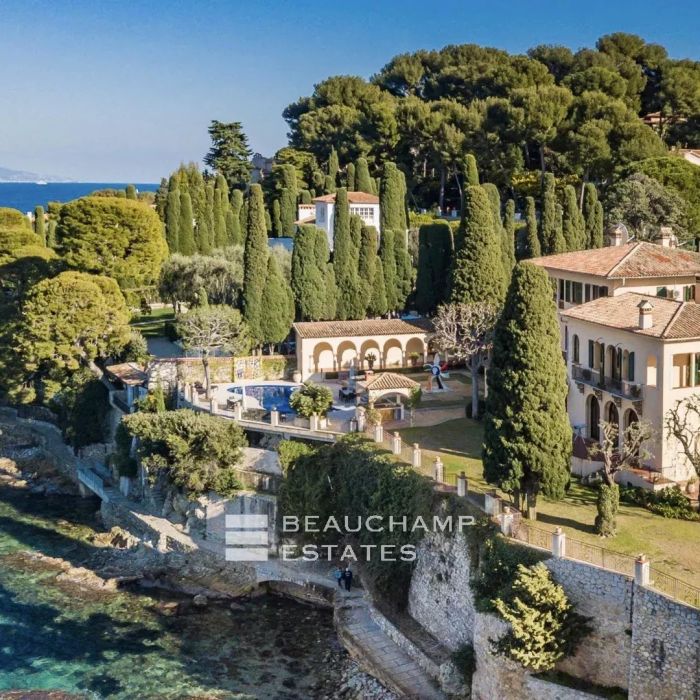 Propriété exceptionnelle en front de mer située dans le quartier le plus exclusif de Saint-Jean-Cap-Ferrat