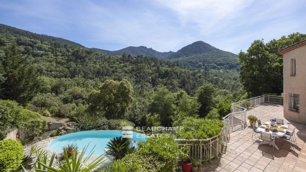 Family house – in a gated residential park 15 minutes from Mandelieu