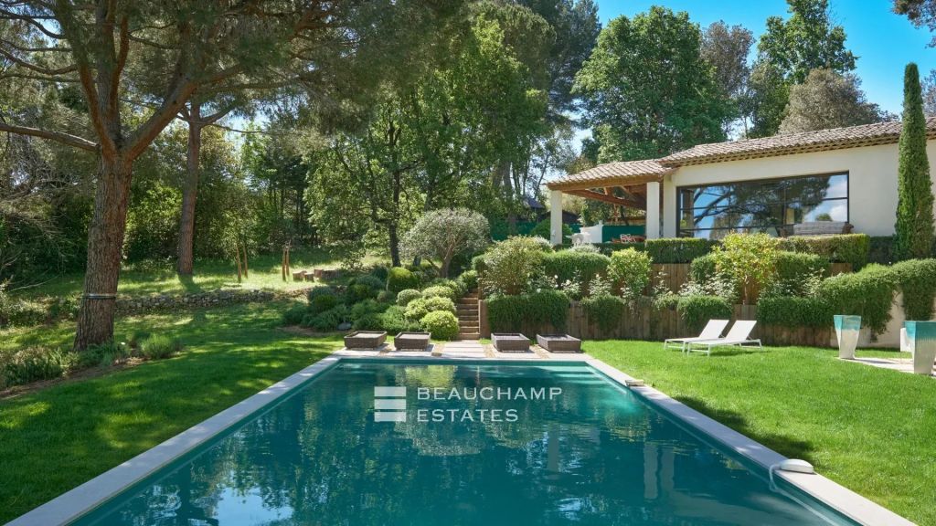 Family property with garden and swimming pool in a private domain