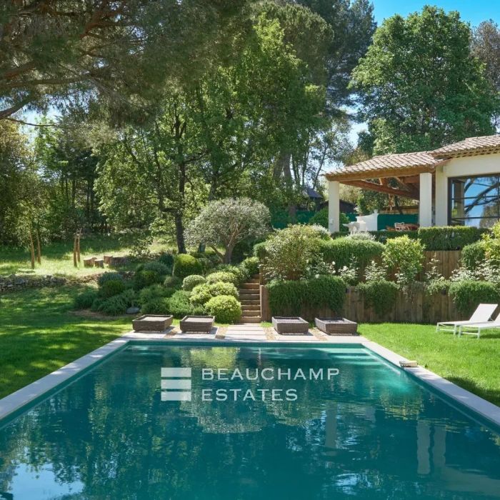 Family property with garden and swimming pool in a private domain