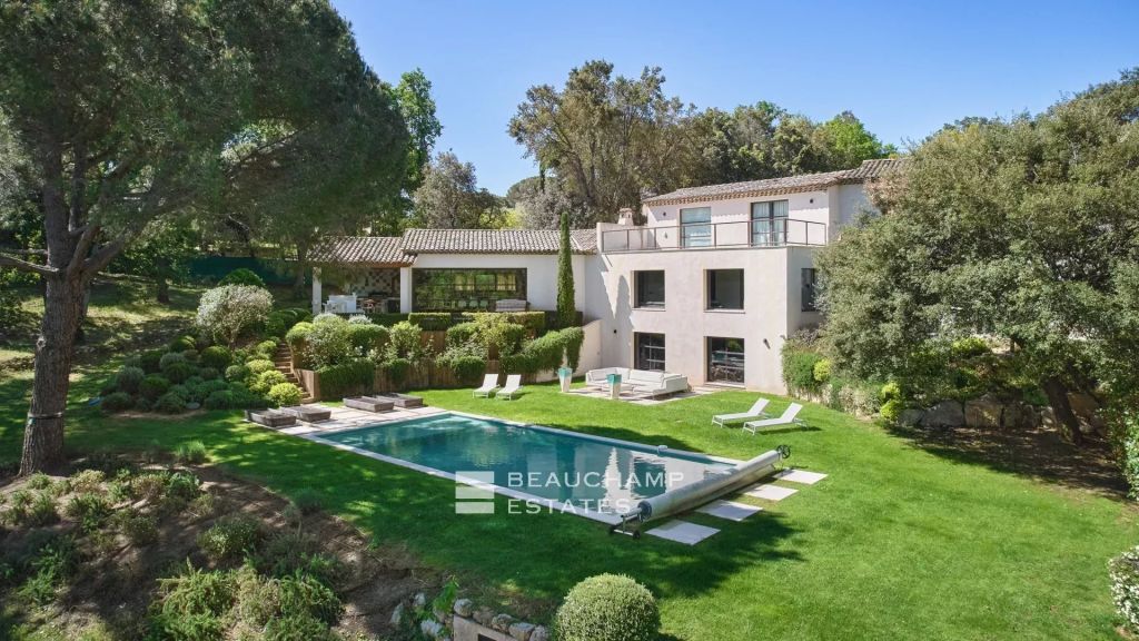 Family property with garden and swimming pool in a private domain