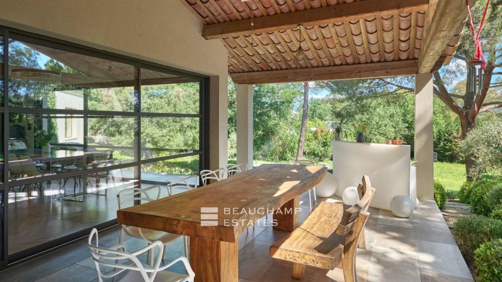 Family property with garden and swimming pool in a private domain