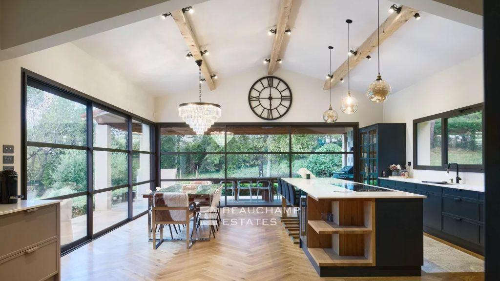 Family property with garden and swimming pool in a private domain