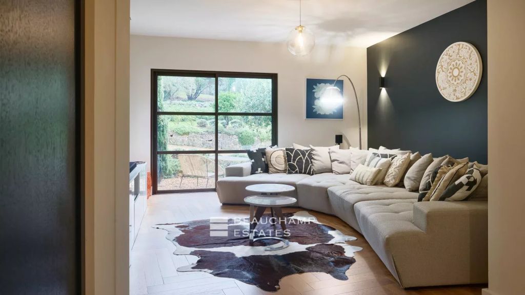 Family property with garden and swimming pool in a private domain