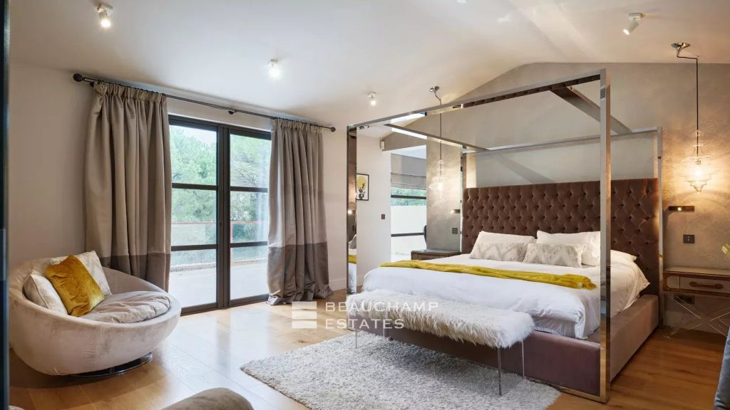 Family property with garden and swimming pool in a private domain