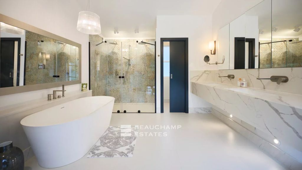 Family property with garden and swimming pool in a private domain