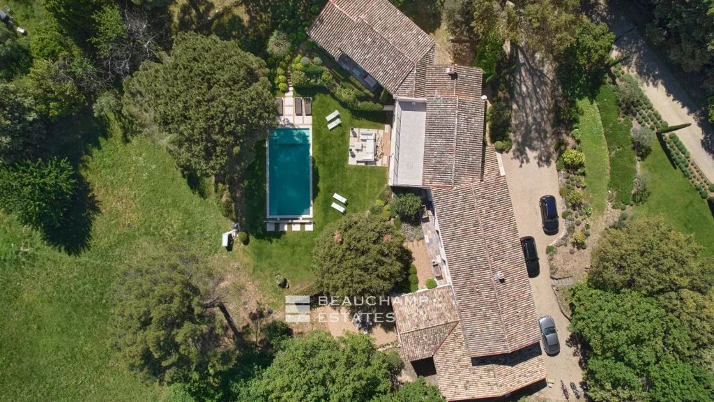 Family property with garden and swimming pool in a private domain