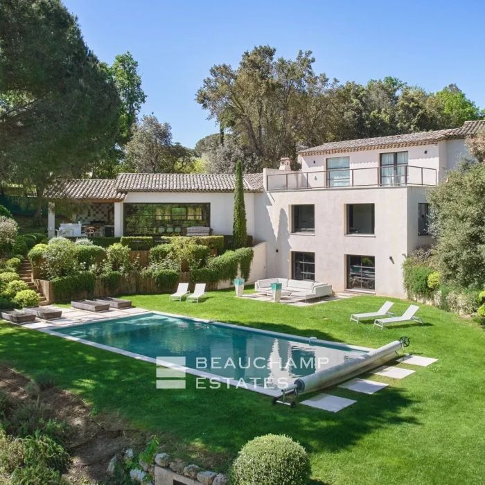 Propriété familiale avec jardin et piscine dans un domaine fermé