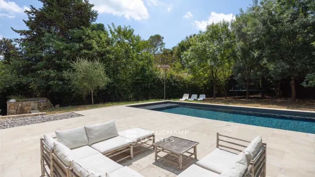 Family Villa with Guest House in a Closed Estate – Tranquillity and Space