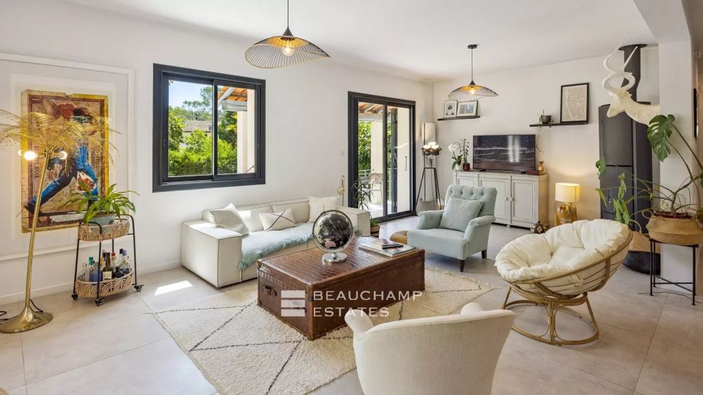 Family Villa with Guest House in a Closed Estate – Tranquillity and Space