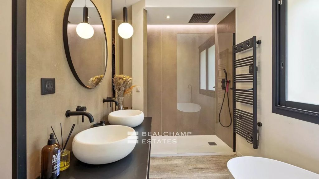 Family Villa with Guest House in a Closed Estate – Tranquillity and Space