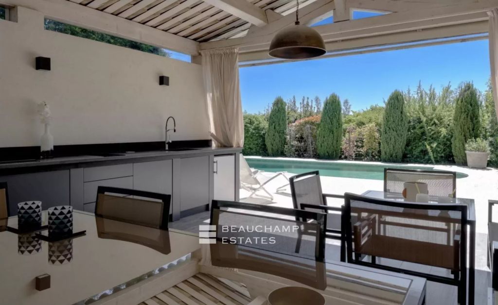 Five-bedroom Neo-Provençal villa with sea view – Mougins