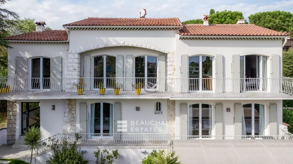 Five-bedroom Neo-Provençal villa with sea view – Mougins