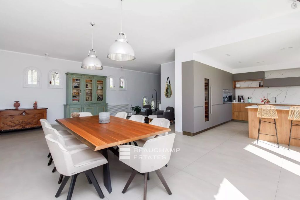 Five-bedroom Neo-Provençal villa with sea view – Mougins