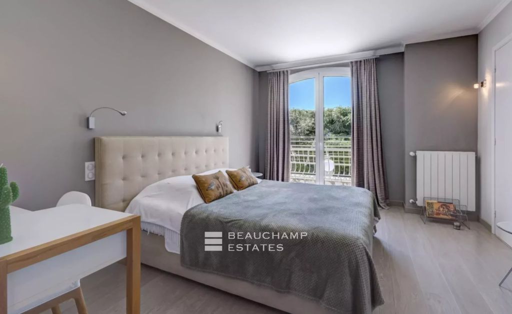 Five-bedroom Neo-Provençal villa with sea view – Mougins