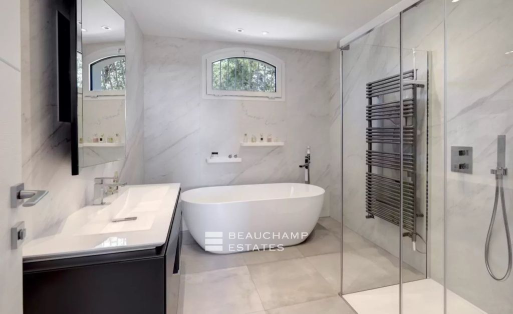 Five-bedroom Neo-Provençal villa with sea view – Mougins