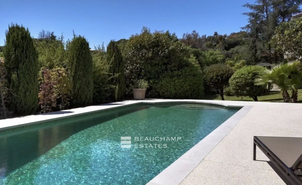 Five-bedroom Neo-Provençal villa with sea view – Mougins