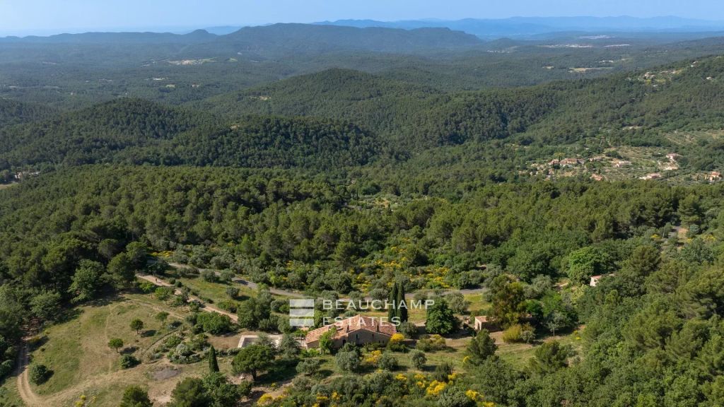 Gated provençal estate with 11 bedrooms and panoramic views – Seillans