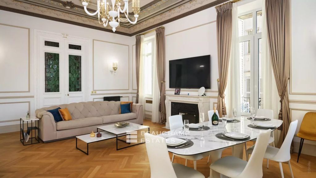Gorgeous Haussmannian apartment – Very close to the Palais
