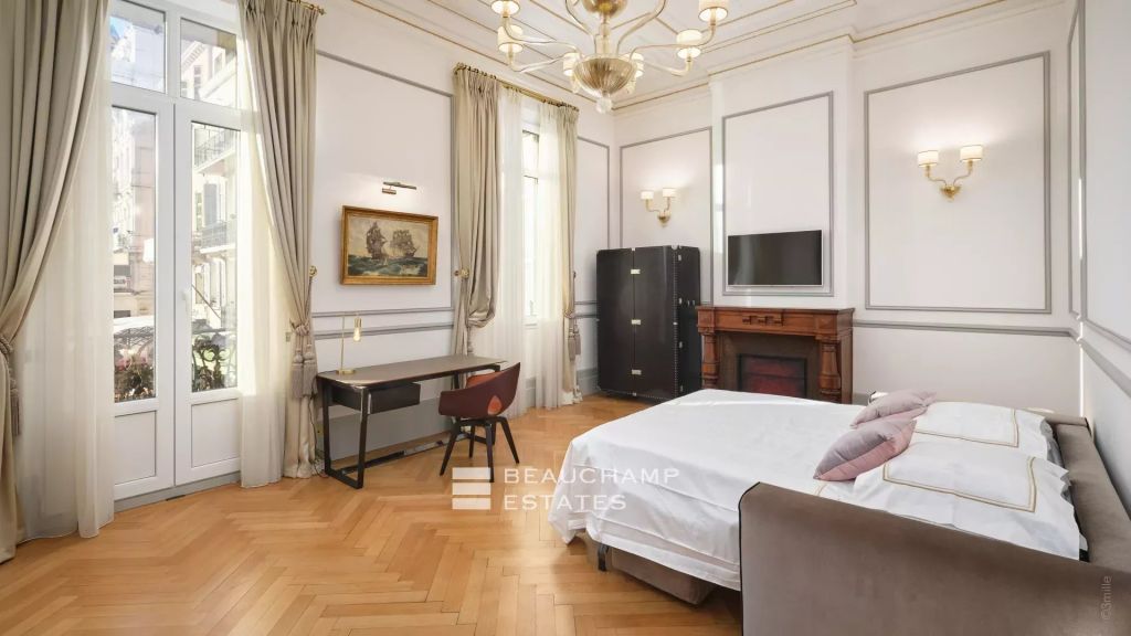 Gorgeous Haussmannian apartment – Very close to the Palais