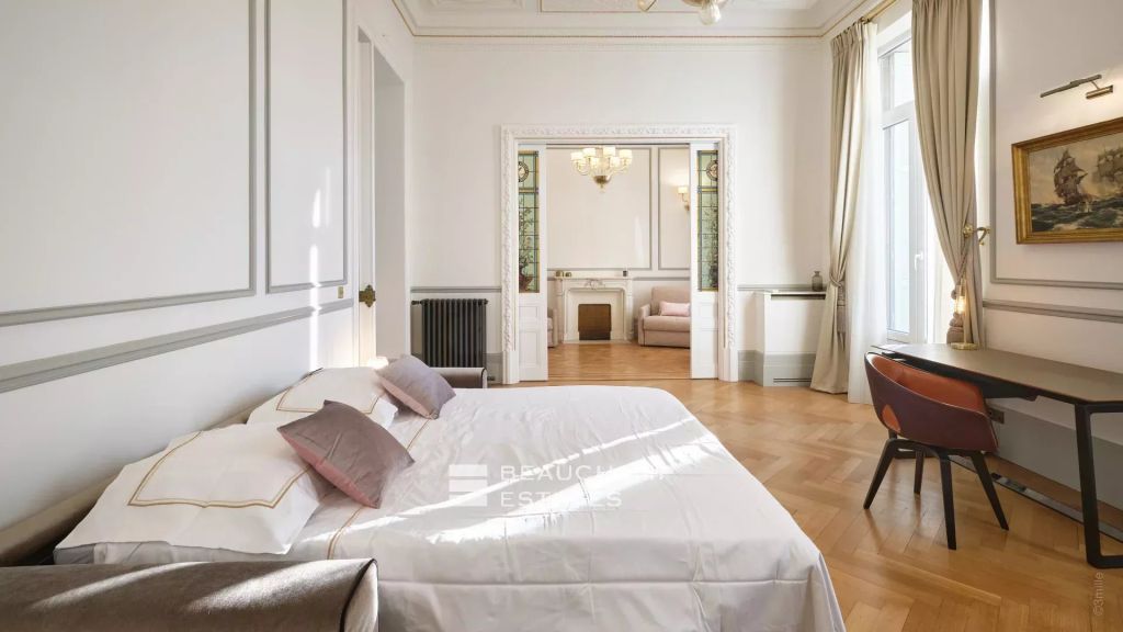 Gorgeous Haussmannian apartment – Very close to the Palais