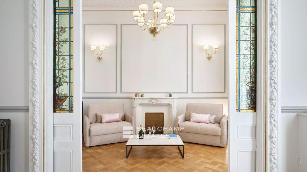 Gorgeous Haussmannian apartment – Very close to the Palais