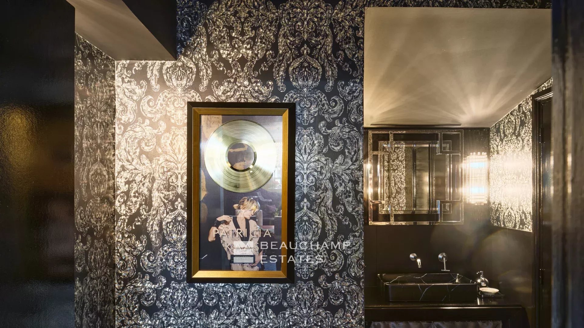 Propriété historique entièrement rénovée au coeur de Cannes Historical property fully renovated in the heart of Cannes