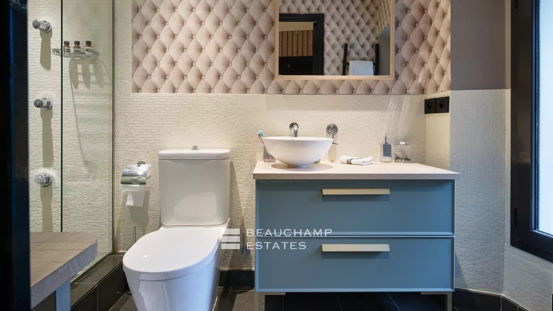 Propriété historique entièrement rénovée au coeur de Cannes Historical property fully renovated in the heart of Cannes