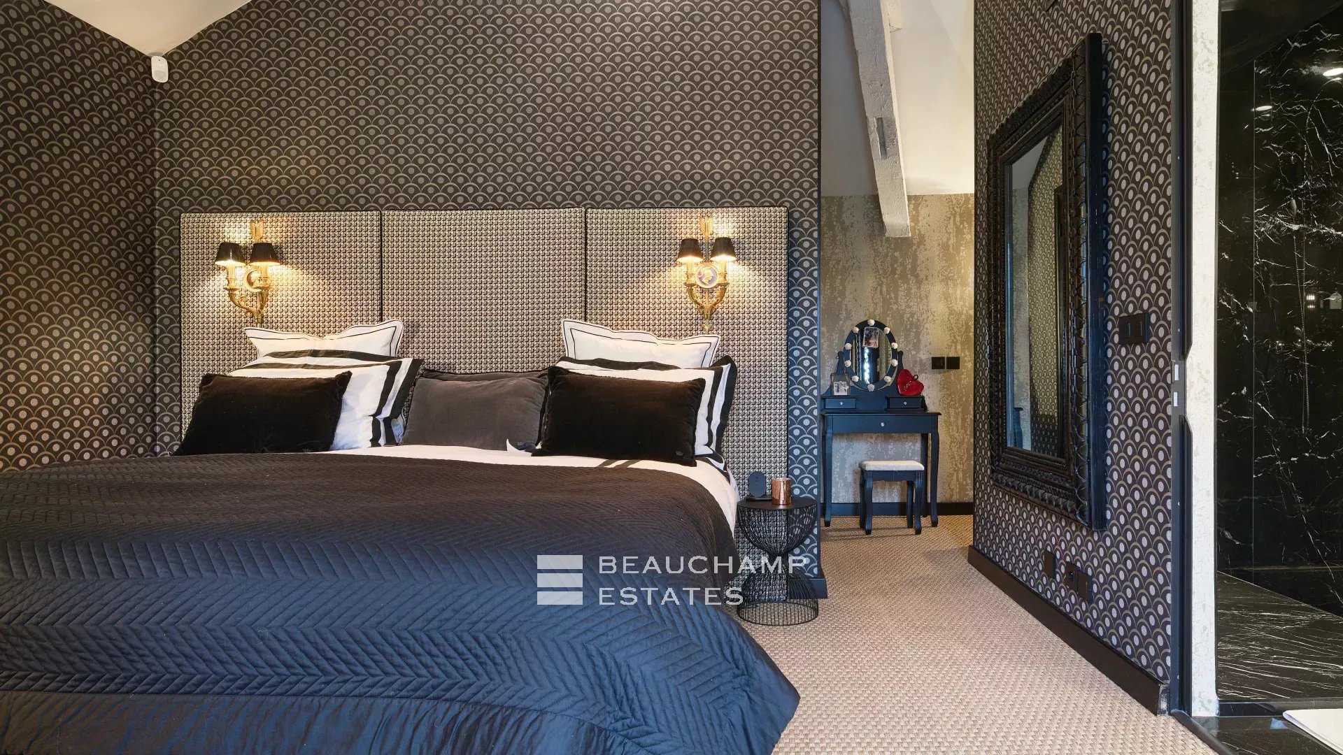 Propriété historique entièrement rénovée au coeur de Cannes Historical property fully renovated in the heart of Cannes