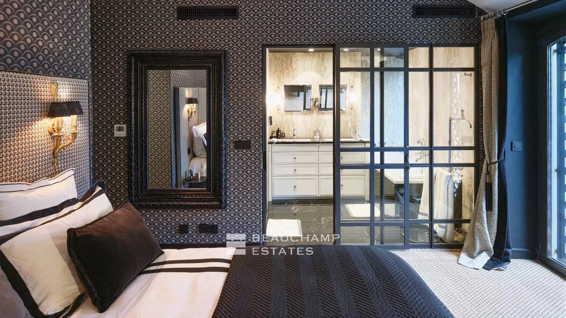 Propriété historique entièrement rénovée au coeur de Cannes Historical property fully renovated in the heart of Cannes