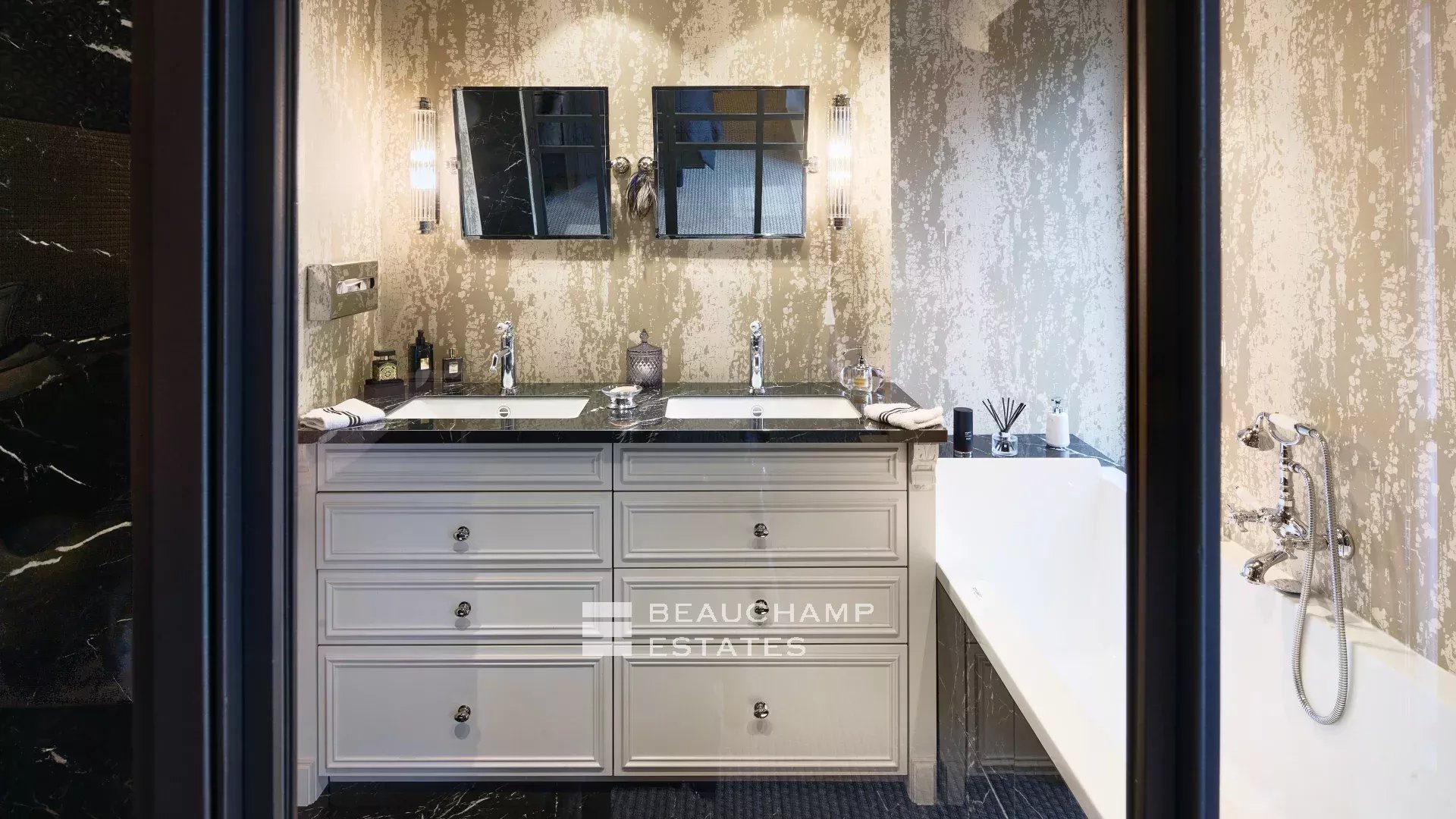 Propriété historique entièrement rénovée au coeur de Cannes Historical property fully renovated in the heart of Cannes