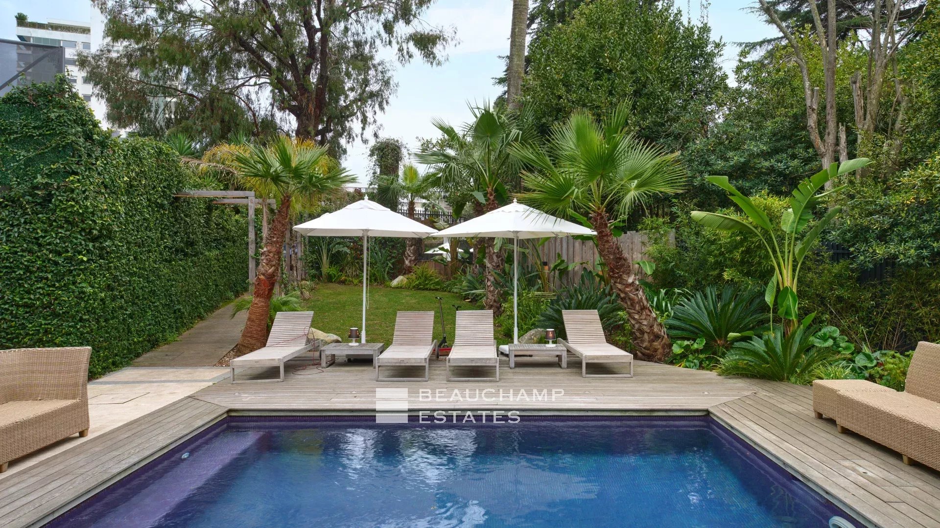 Propriété historique entièrement rénovée au coeur de Cannes Historical property fully renovated in the heart of Cannes