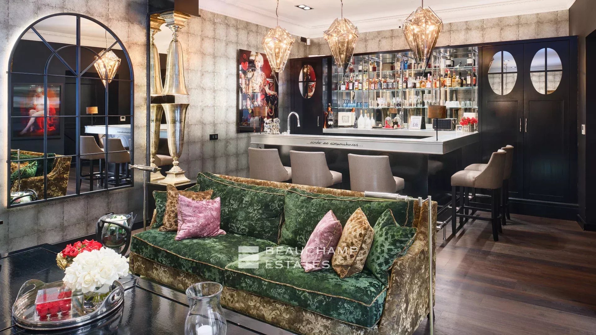 Propriété historique entièrement rénovée au coeur de Cannes Historical property fully renovated in the heart of Cannes