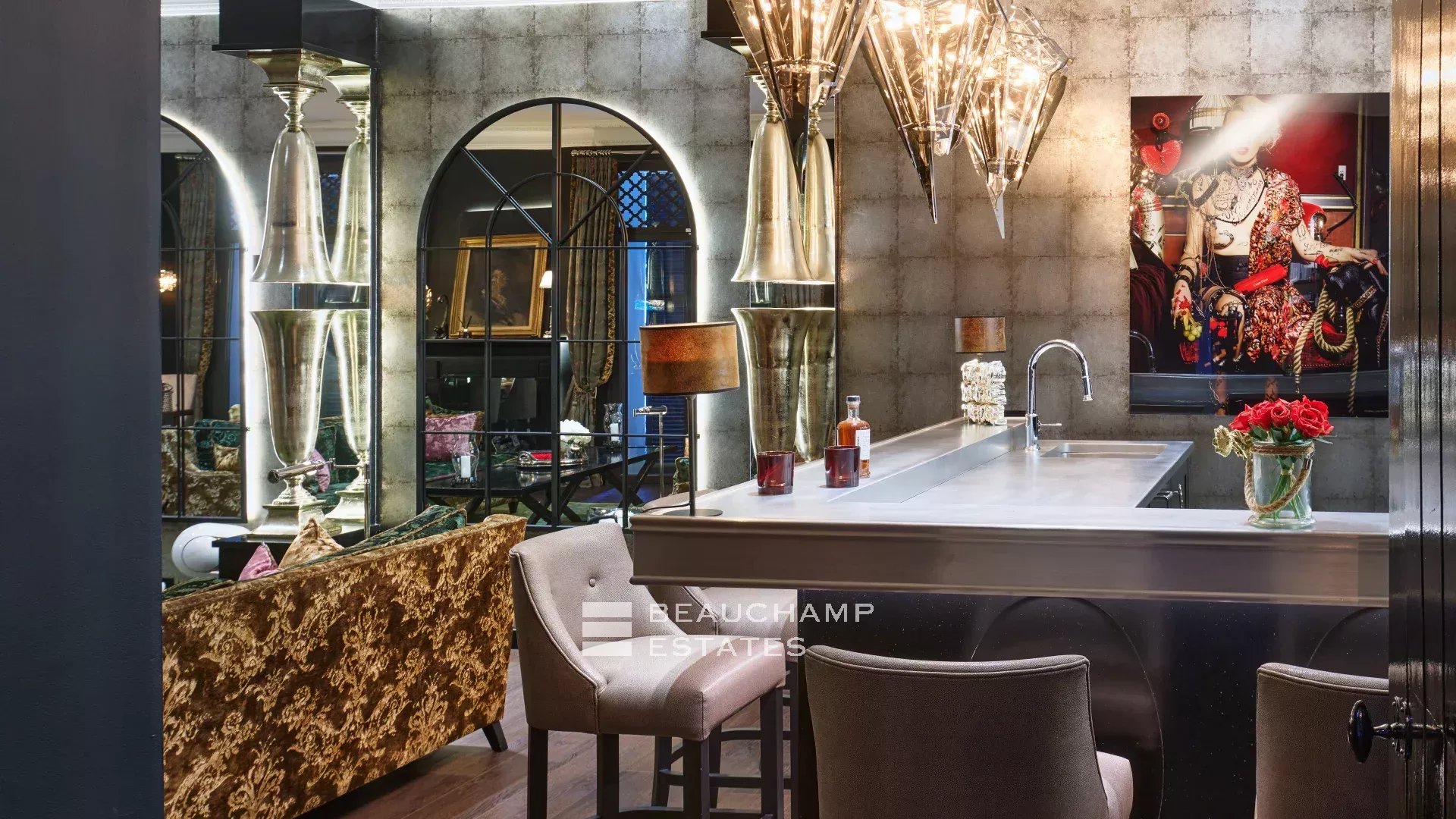 Propriété historique entièrement rénovée au coeur de Cannes Historical property fully renovated in the heart of Cannes