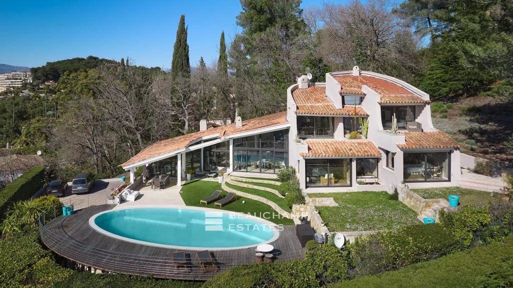 Lovely 4-bedroom vacation home with a stunning sea view in the heart of Cannes Californie