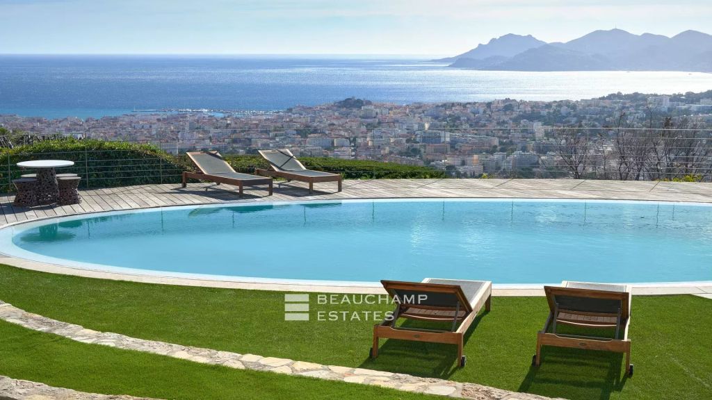 Lovely 4-bedroom vacation home with a stunning sea view in the heart of Cannes Californie