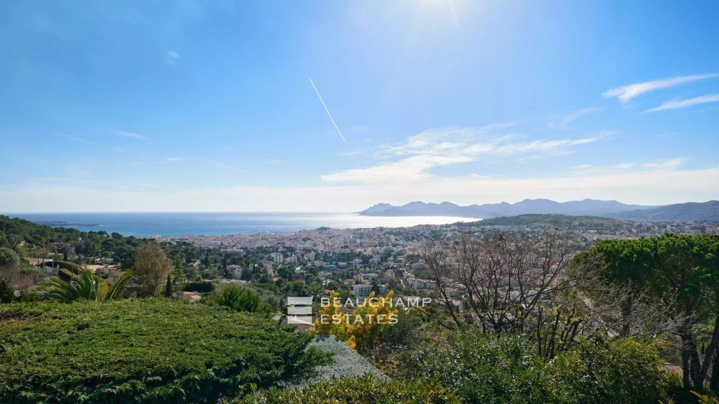 Lovely 4-bedroom vacation home with a stunning sea view in the heart of Cannes Californie