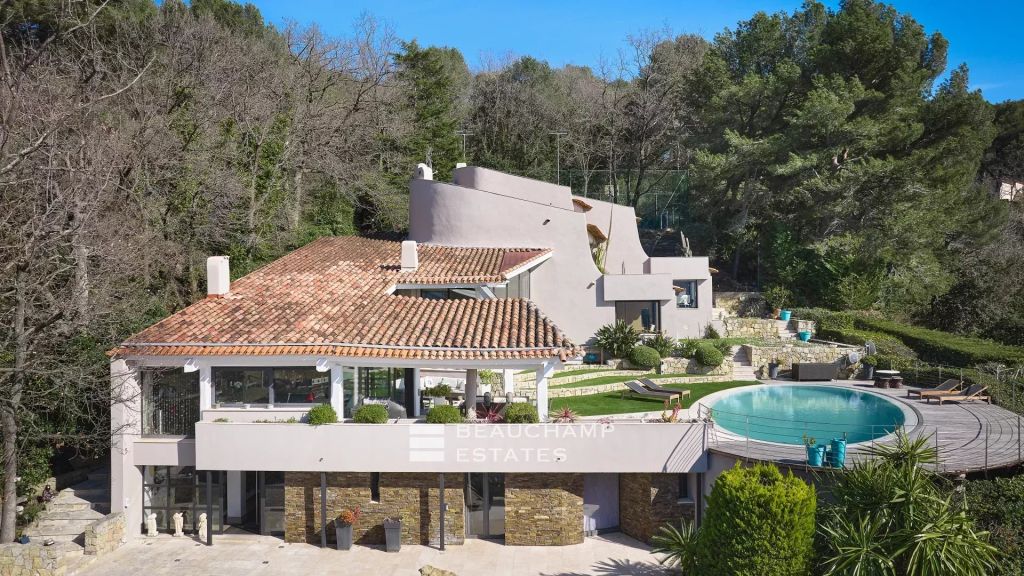 Lovely 4-bedroom vacation home with a stunning sea view in the heart of Cannes Californie