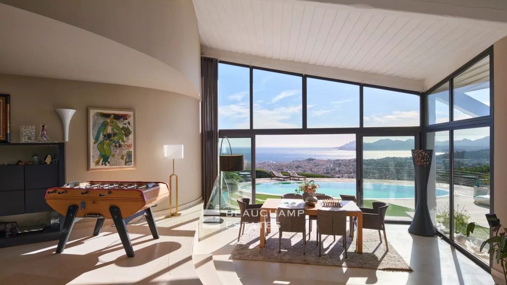 Lovely 4-bedroom vacation home with a stunning sea view in the heart of Cannes Californie