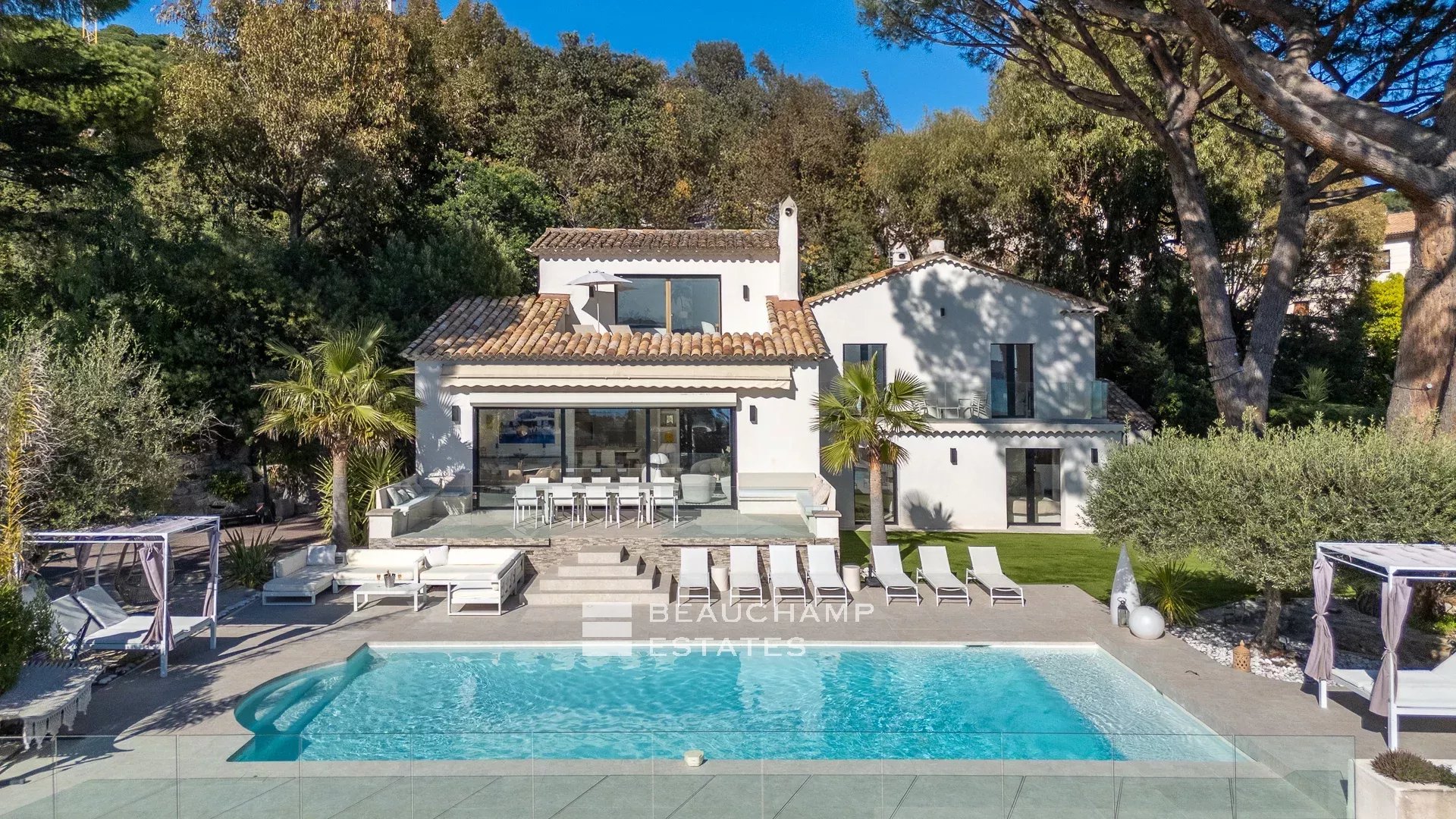 Jolie villa néo-provençale 5 chambres avec vue magnifique sur la mer et l’Estérel Lovely 5-bedroom Neo-Provencal villa with magnificent sea and Esterel views