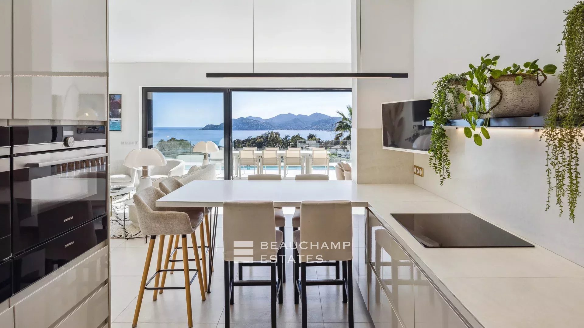 Jolie villa néo-provençale 5 chambres avec vue magnifique sur la mer et l’Estérel Lovely 5-bedroom Neo-Provencal villa with magnificent sea and Esterel views