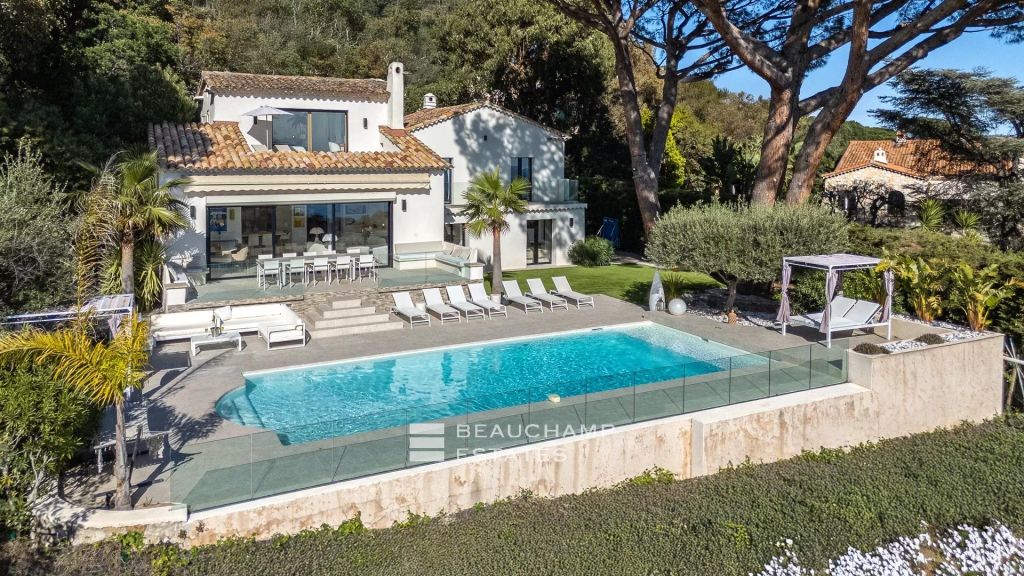 Lovely 5-bedroom Neo-Provencal villa with magnificent sea and Esterel views