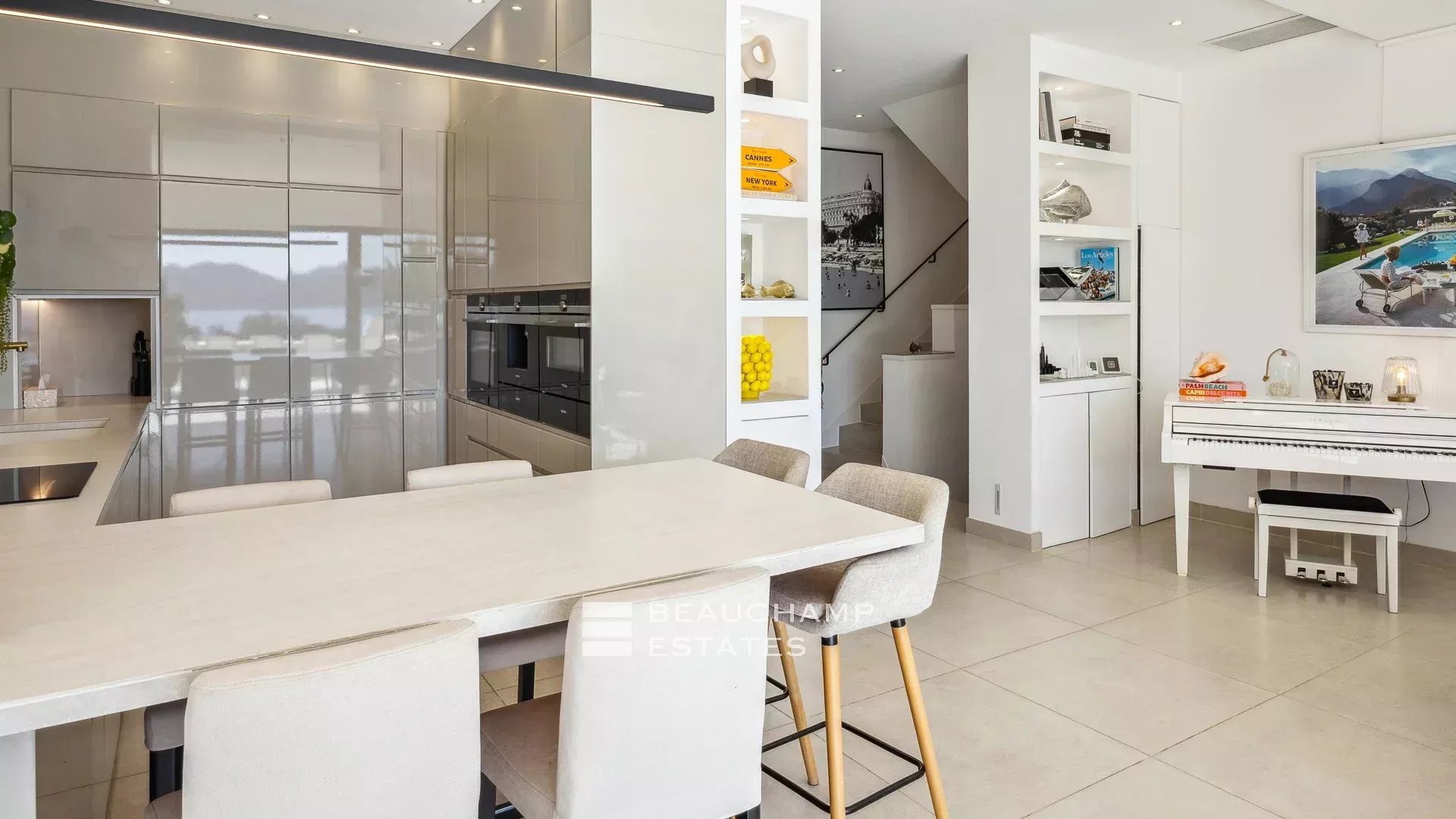 Jolie villa néo-provençale 5 chambres avec vue magnifique sur la mer et l’Estérel Lovely 5-bedroom Neo-Provencal villa with magnificent sea and Esterel views