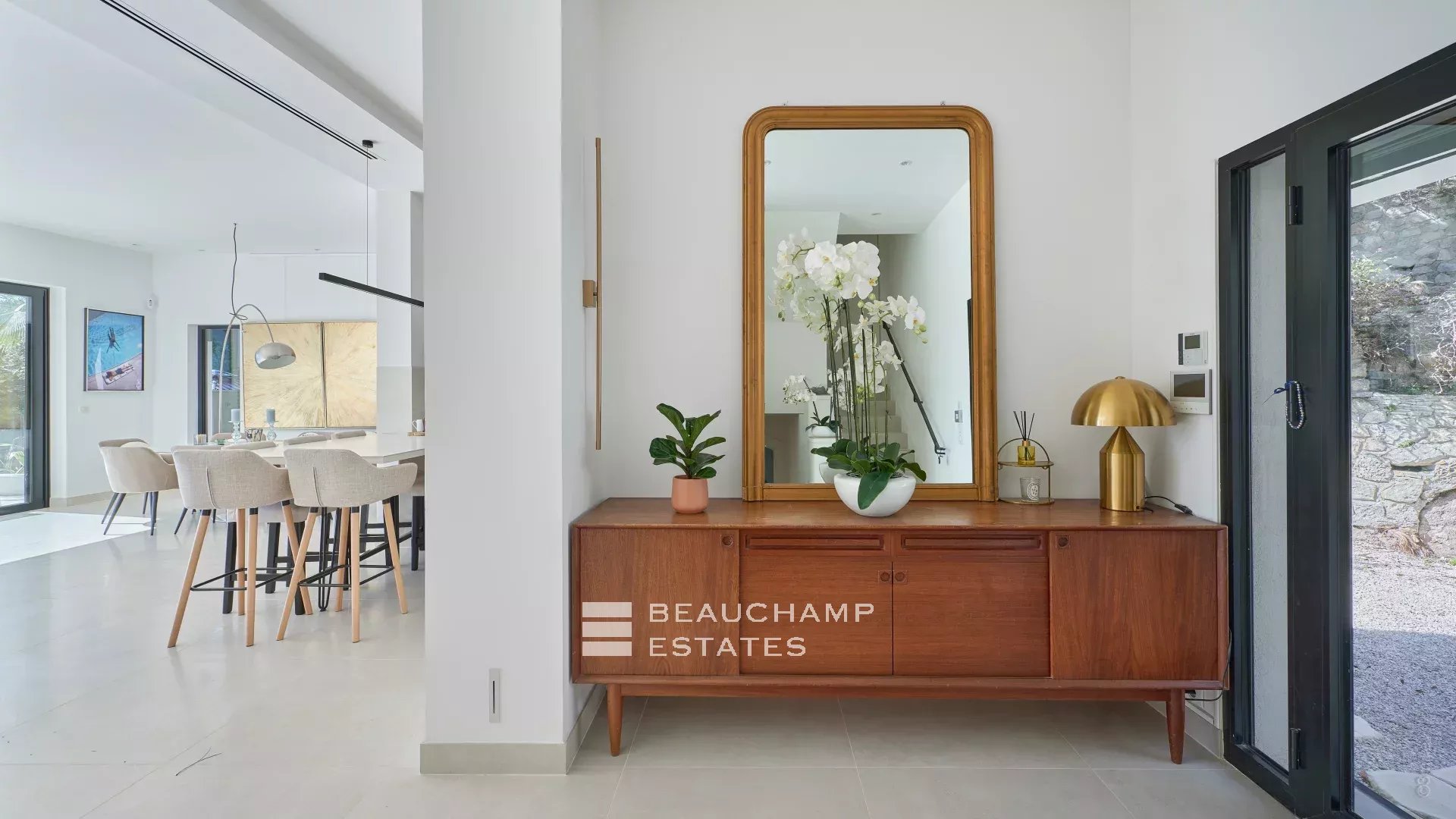 Jolie villa néo-provençale 5 chambres avec vue magnifique sur la mer et l’Estérel Lovely 5-bedroom Neo-Provencal villa with magnificent sea and Esterel views