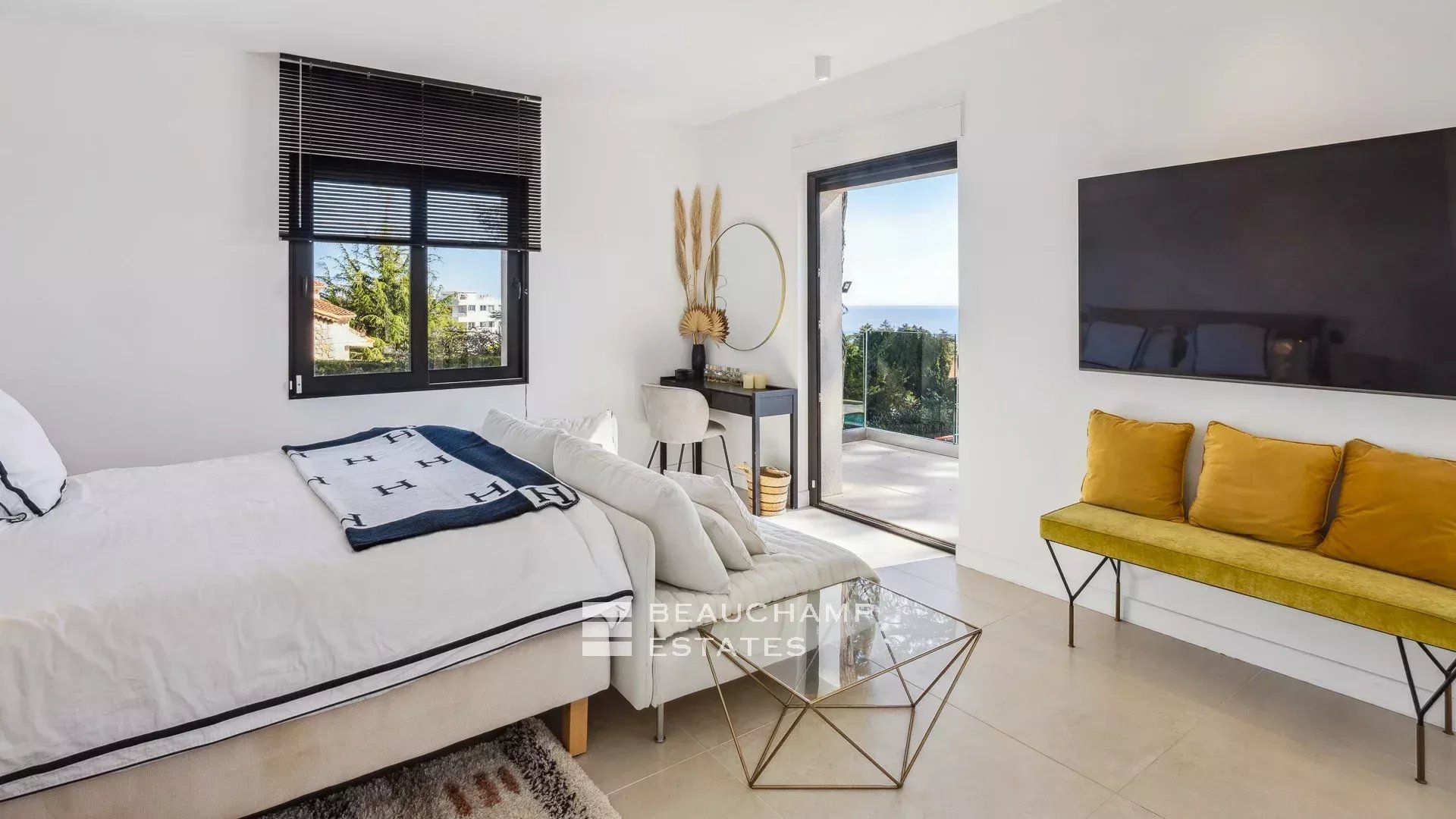 Jolie villa néo-provençale 5 chambres avec vue magnifique sur la mer et l’Estérel Lovely 5-bedroom Neo-Provencal villa with magnificent sea and Esterel views